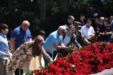 Азербайджанский народ чтит память великого лидера Гейдара Алиева (ФОТО)