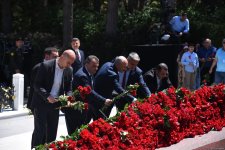 Азербайджанский народ чтит память великого лидера Гейдара Алиева (ФОТО)