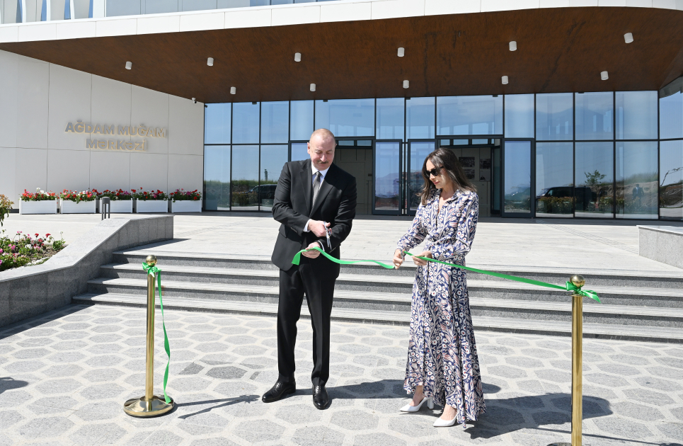 Президент Ильхам Алиев и Первая леди Мехрибан Алиева приняли участие в открытии Агдамского центра мугама (ФОТО/ВИДЕО)