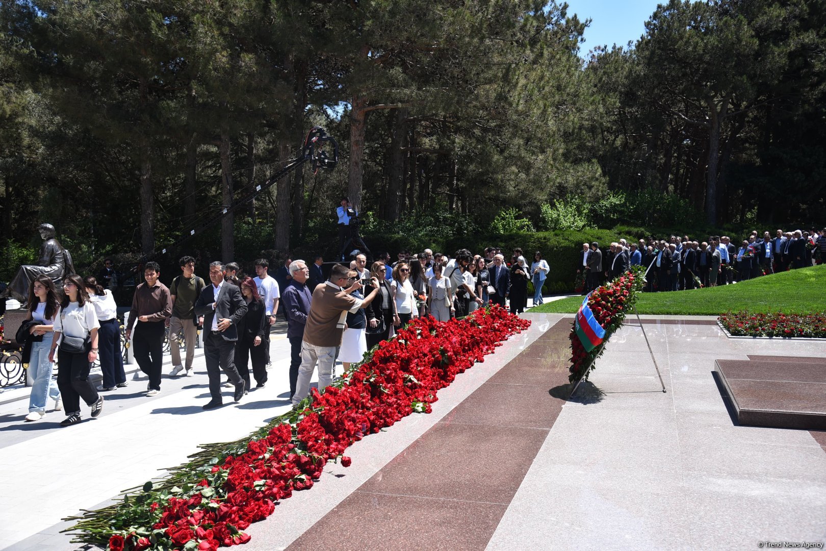 Азербайджанский народ чтит память великого лидера Гейдара Алиева (ФОТО)