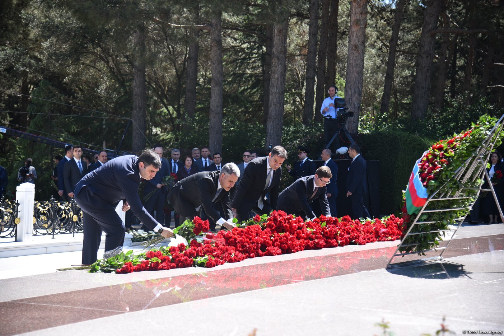 Азербайджанский народ чтит память великого лидера Гейдара Алиева (ФОТО)