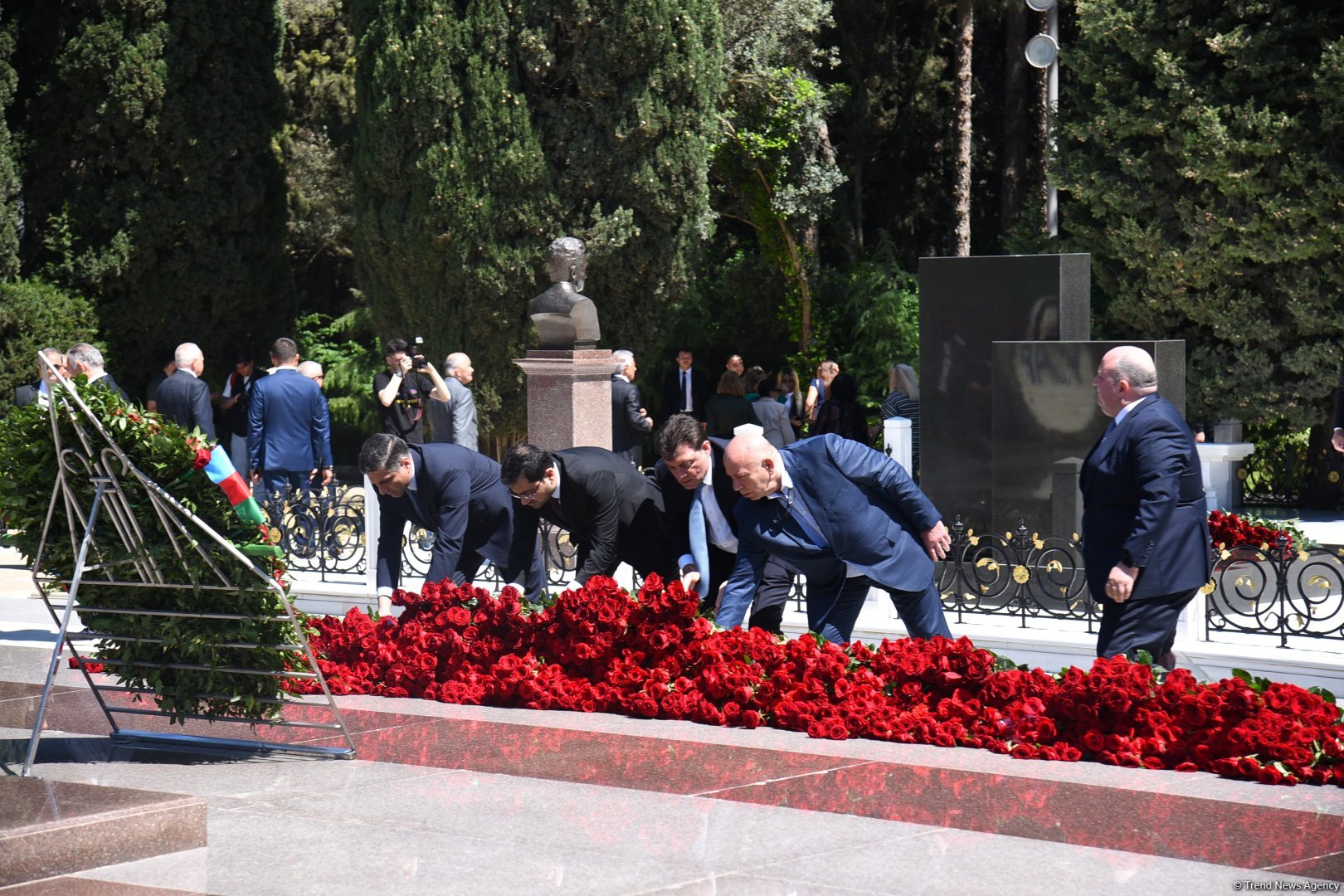 Азербайджанский народ чтит память великого лидера Гейдара Алиева (ФОТО)