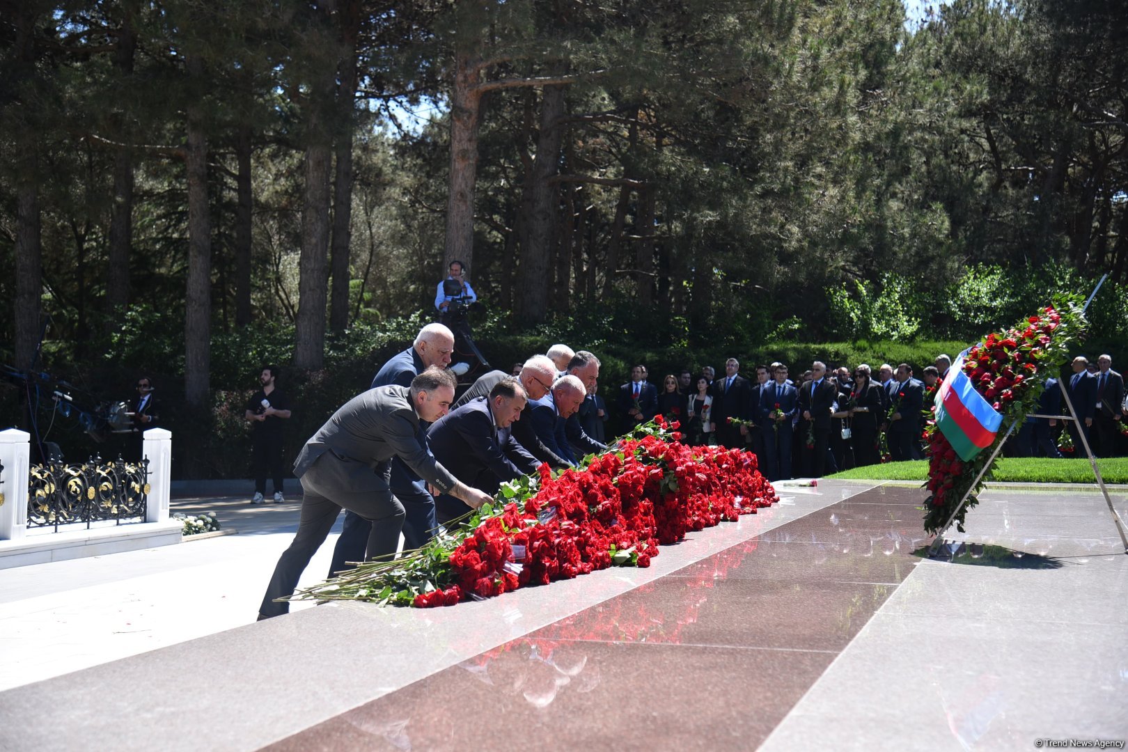 Азербайджанский народ чтит память великого лидера Гейдара Алиева (ФОТО)