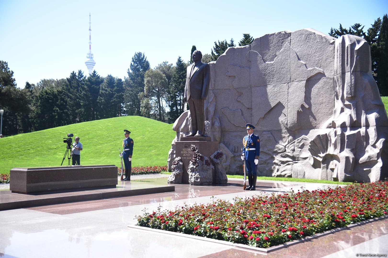 Азербайджанский народ чтит память великого лидера Гейдара Алиева (ФОТО)