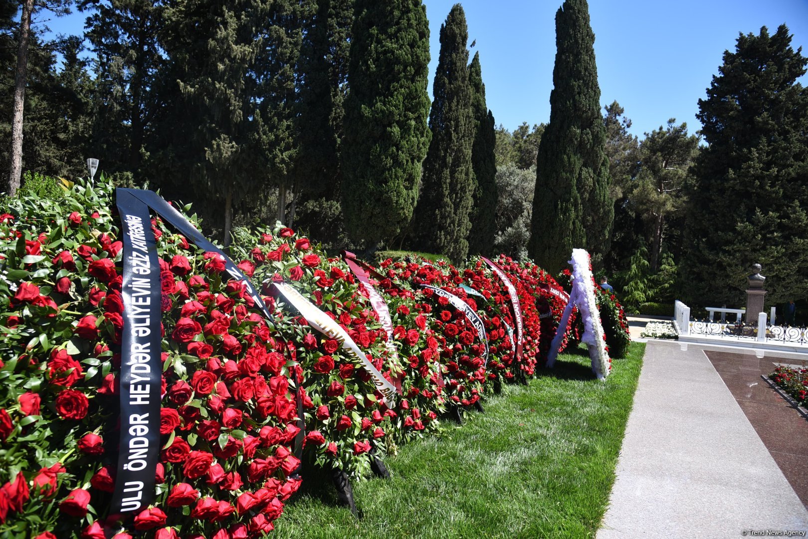 Азербайджанский народ чтит память великого лидера Гейдара Алиева (ФОТО)