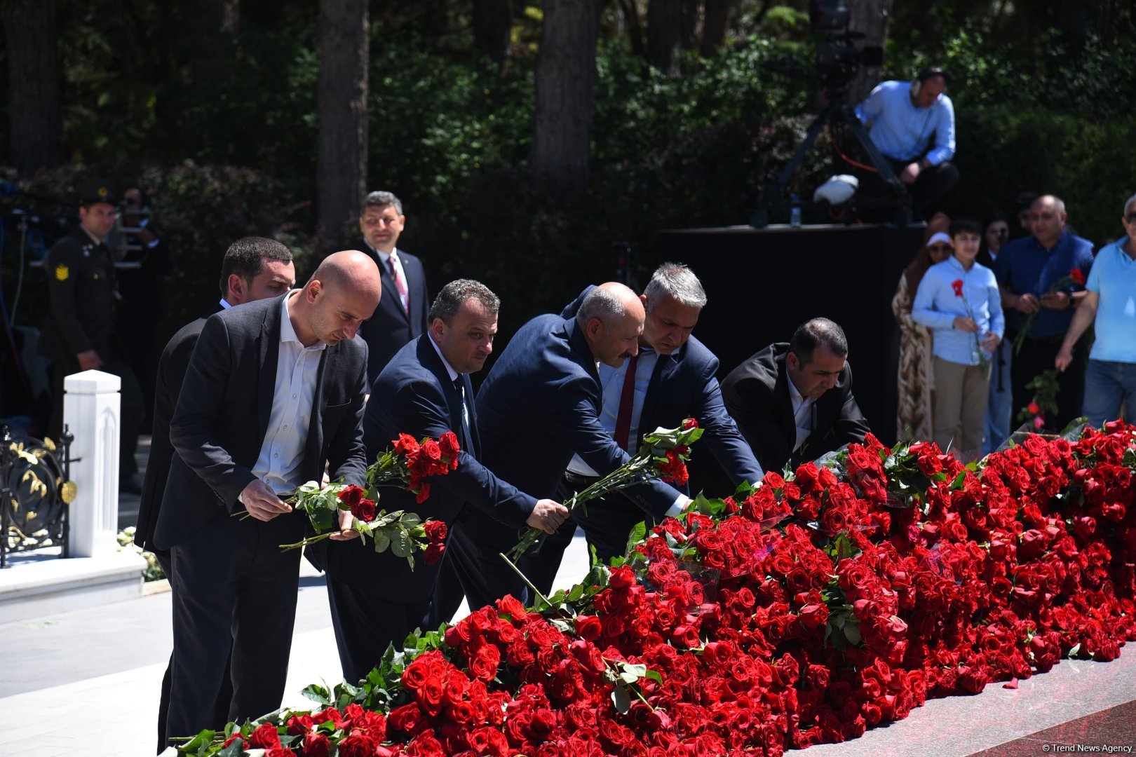 Азербайджанский народ чтит память великого лидера Гейдара Алиева (ФОТО)