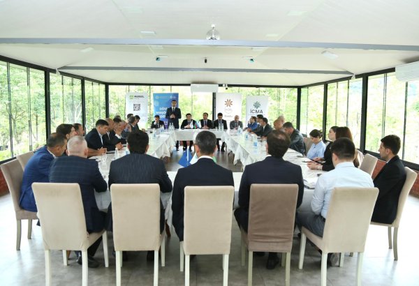 В Лянкяране состоялась просветительская встреча по поддержке бизнеса (ФОТО)