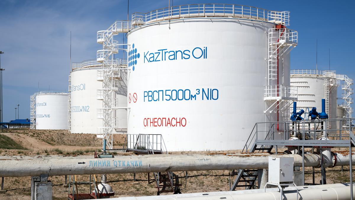 "КазТрансОйл" может получить выгоду от переориентации российской нефти в Китай - аналитики