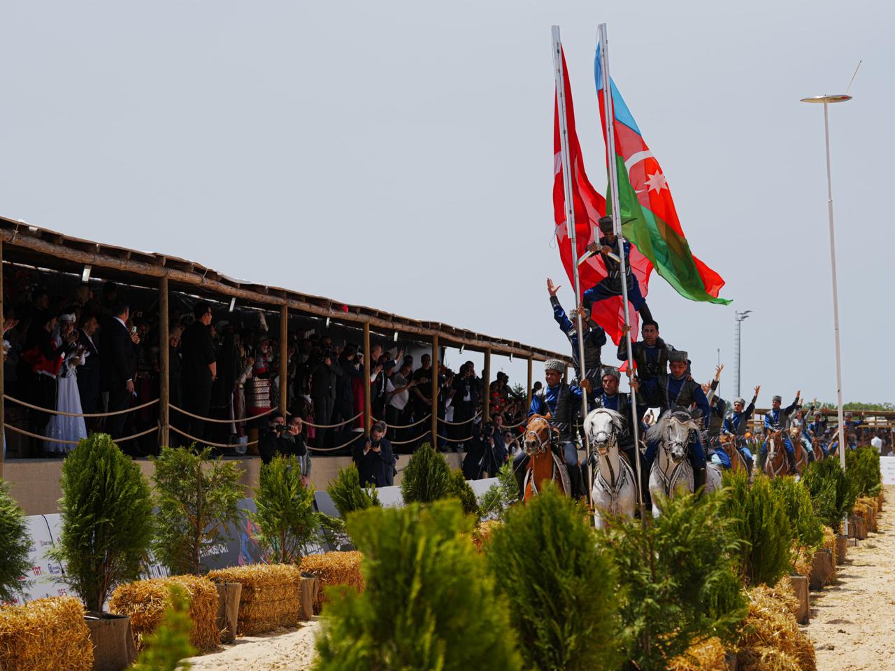 Президент Реджеп Тайип Эрдоган и его супруга наблюдали за выступлением азербайджанских участников на Фестивале этноспорта и культуры (ФОТО)