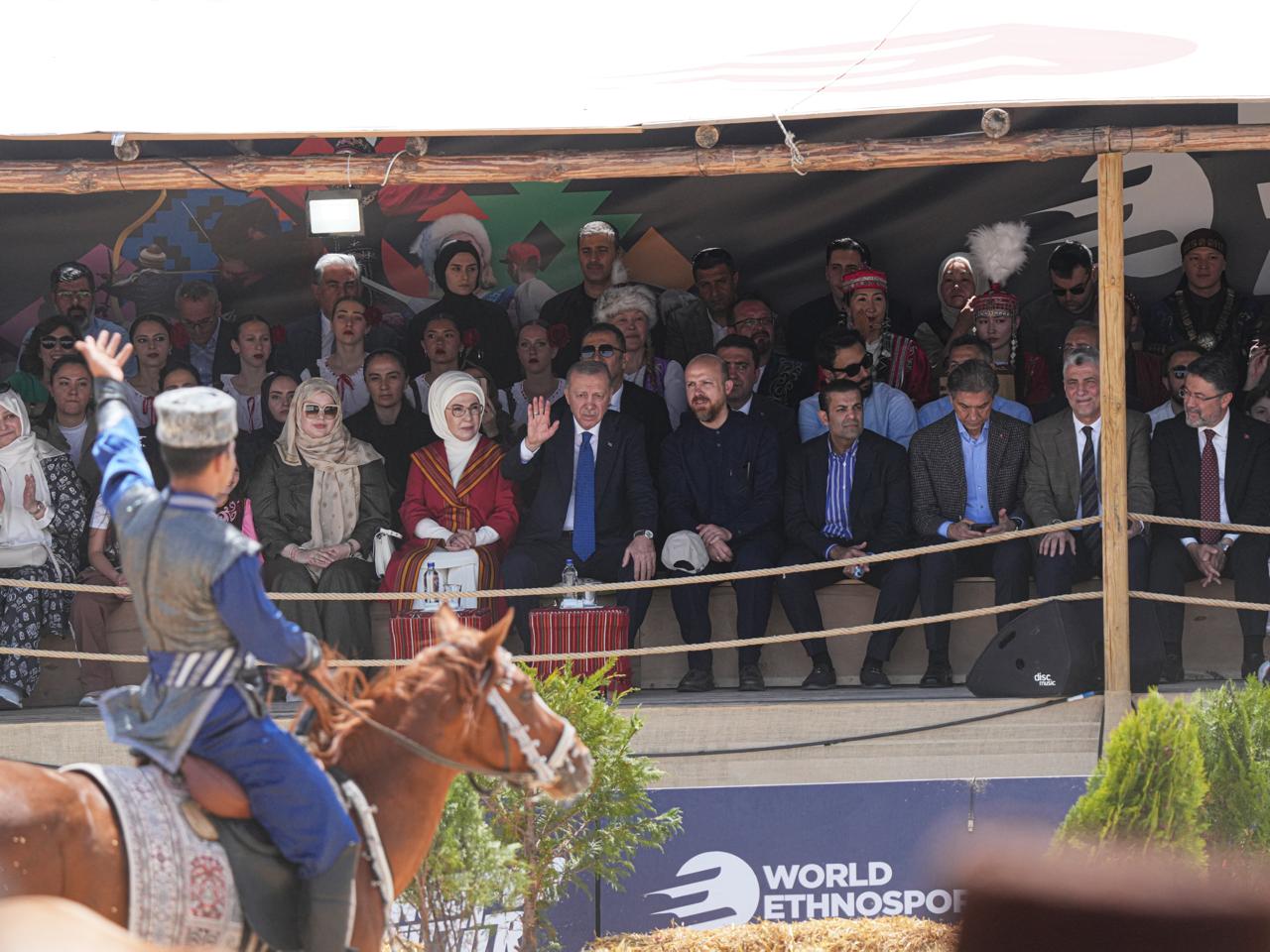 Президент Реджеп Тайип Эрдоган и его супруга наблюдали за выступлением азербайджанских участников на Фестивале этноспорта и культуры (ФОТО)