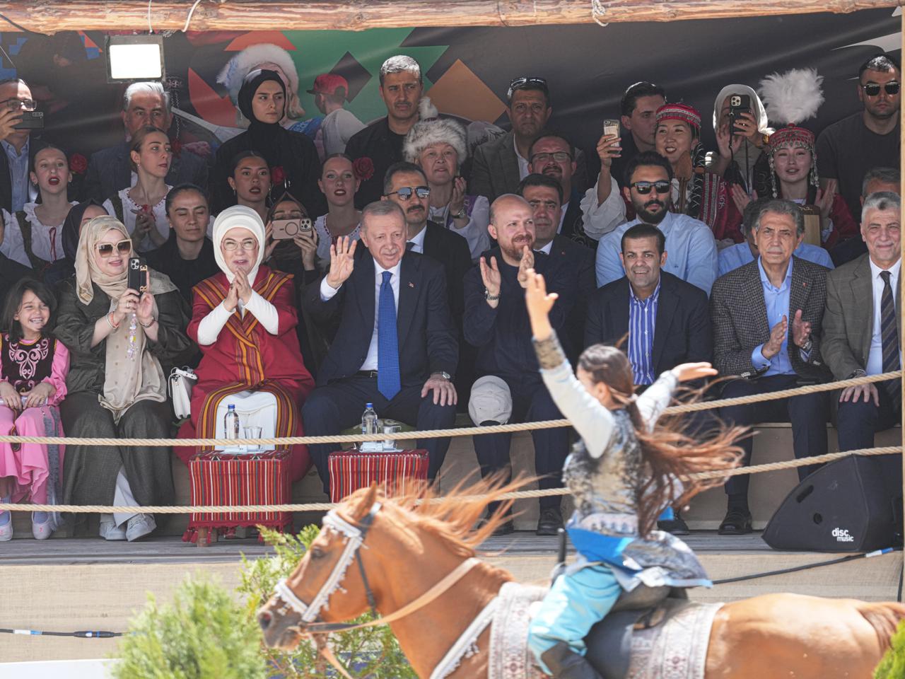 Президент Реджеп Тайип Эрдоган и его супруга наблюдали за выступлением азербайджанских участников на Фестивале этноспорта и культуры (ФОТО)
