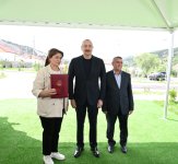 Президент Ильхам Алиев встретился с жителями, переселившимися в село Бейлик Лачинского района, вручил им ключи от домов (ФОТО/ВИДЕО)