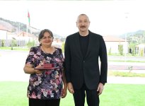 Президент Ильхам Алиев встретился с жителями, переселившимися в село Бейлик Лачинского района, вручил им ключи от домов (ФОТО/ВИДЕО)
