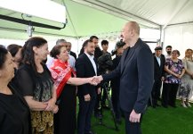 Президент Ильхам Алиев встретился с жителями, переселившимися в село Бейлик Лачинского района, вручил им ключи от домов (ФОТО/ВИДЕО)