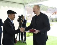 Президент Ильхам Алиев встретился с жителями, переселившимися в село Бейлик Лачинского района, вручил им ключи от домов (ФОТО/ВИДЕО)