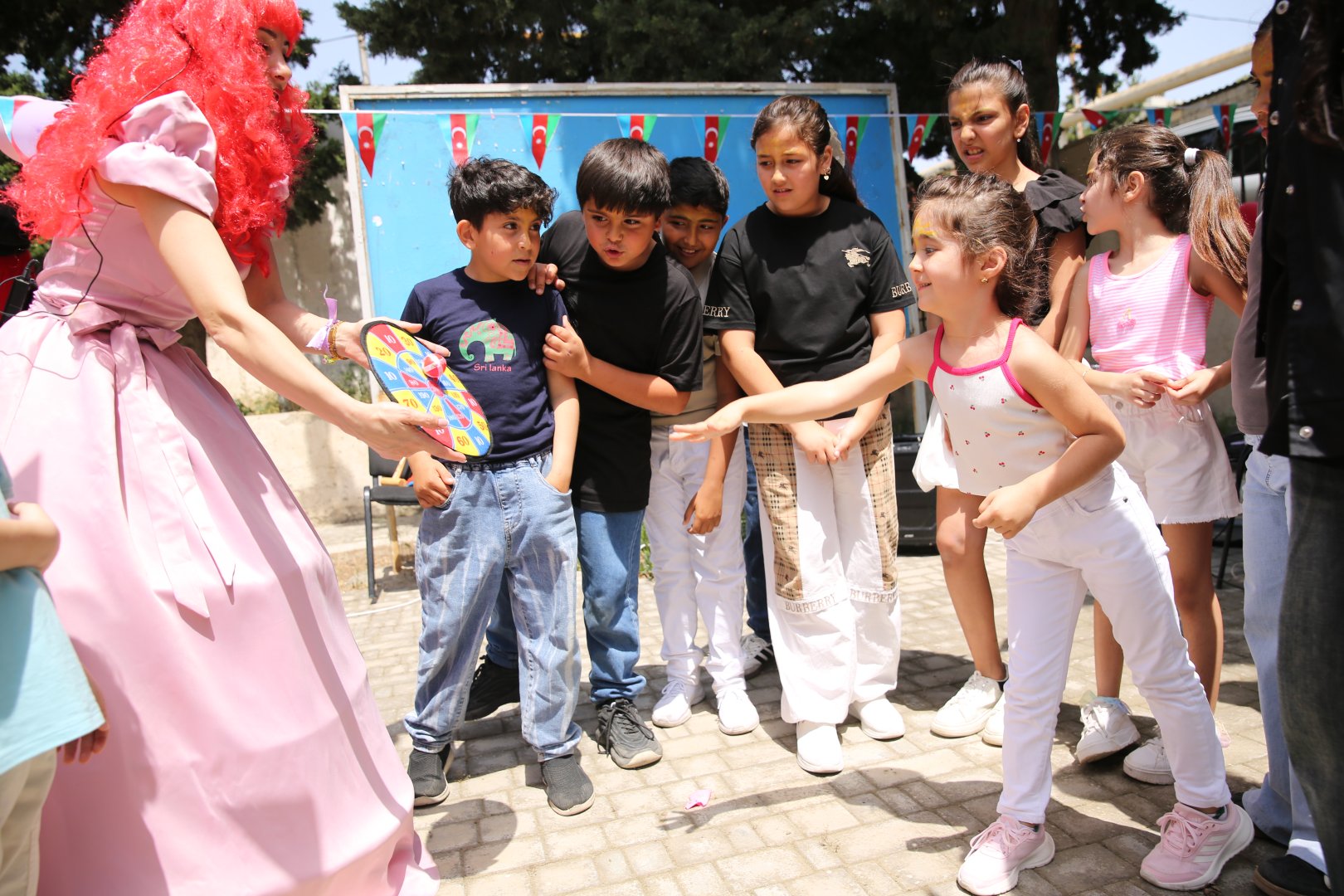 Для детей шехидов и ветеранов Карабахской войны организованы показ спектакля и  интерактивные игры (ФОТО)