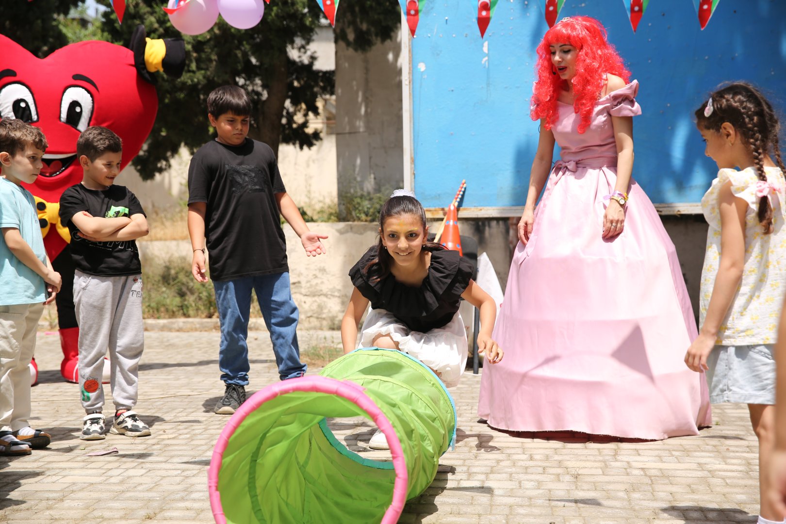 Для детей шехидов и ветеранов Карабахской войны организованы показ спектакля и  интерактивные игры (ФОТО)