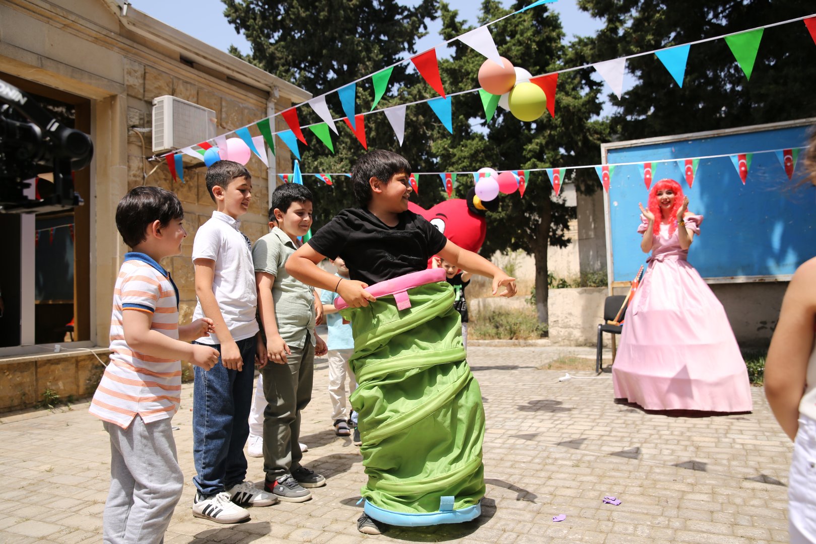 Для детей шехидов и ветеранов Карабахской войны организованы показ спектакля и  интерактивные игры (ФОТО)