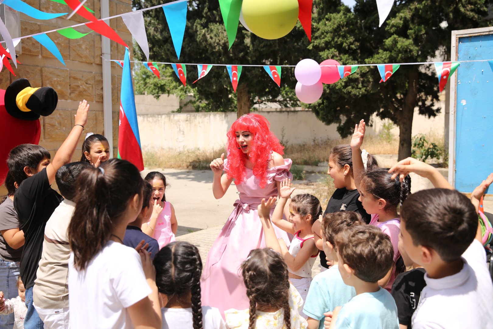 Для детей шехидов и ветеранов Карабахской войны организованы показ спектакля и  интерактивные игры (ФОТО)
