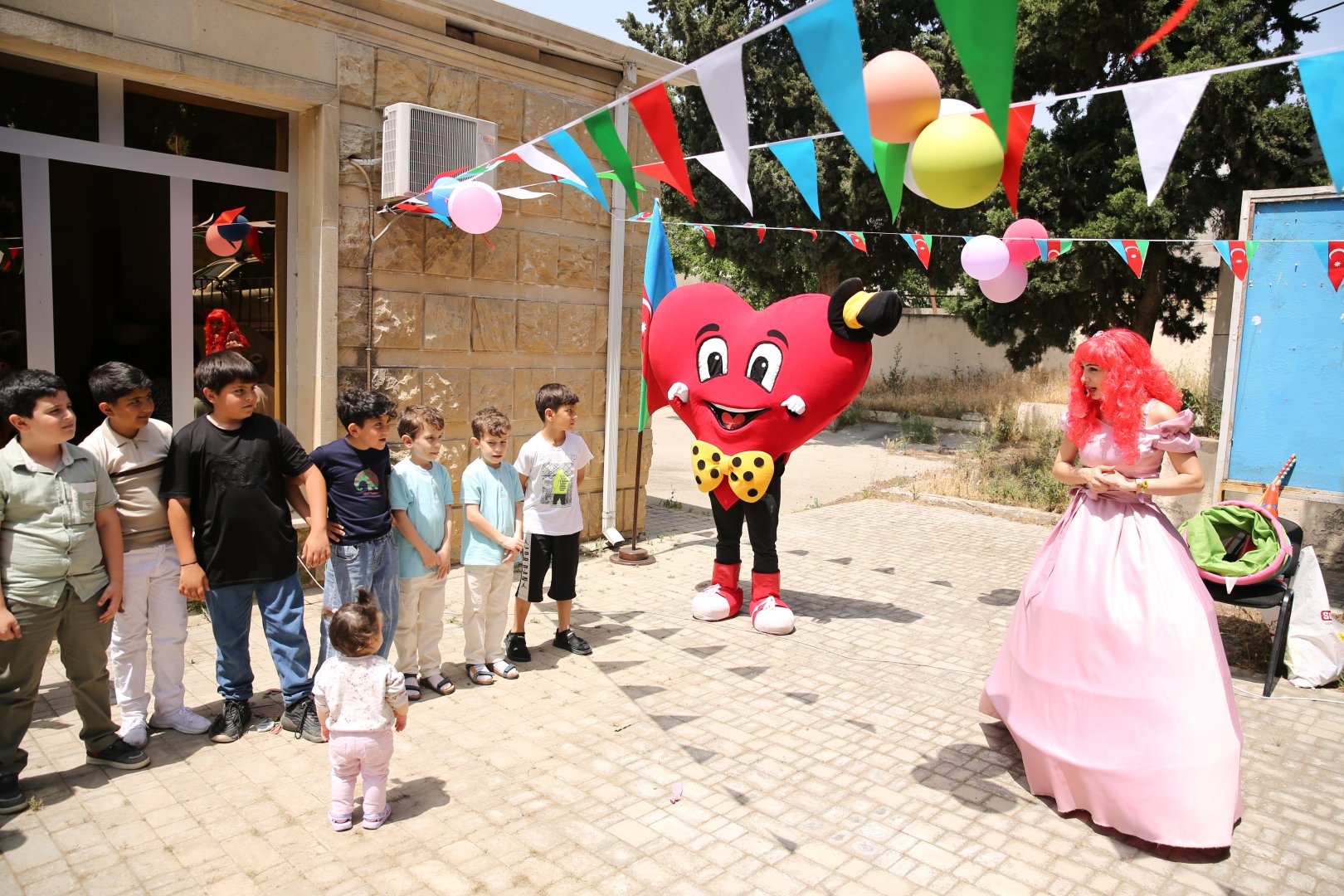 Для детей шехидов и ветеранов Карабахской войны организованы показ спектакля и  интерактивные игры (ФОТО)