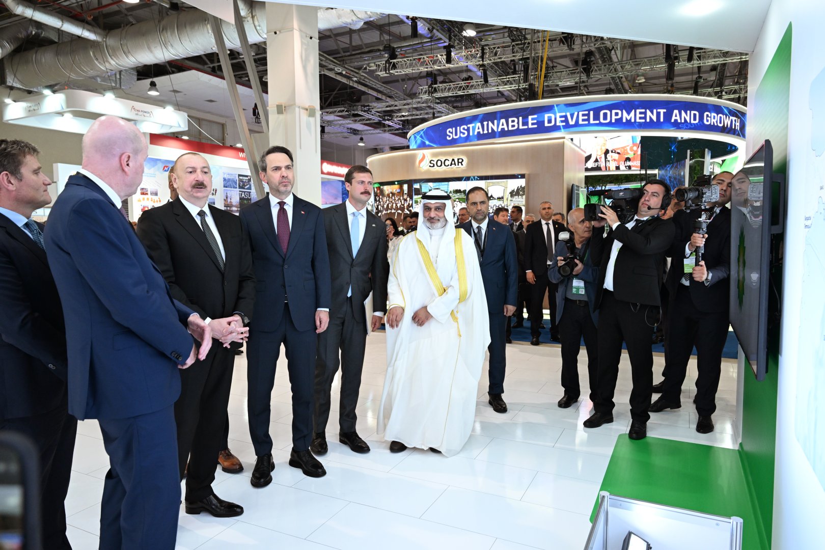 Президент Ильхам Алиев выступил на официальной церемонии открытия 30-й юбилейной выставки Caspian Oil and Gas, 13-й выставки Caspian Power и 30-го Baku Energy Forum (ФОТО/ВИДЕО)