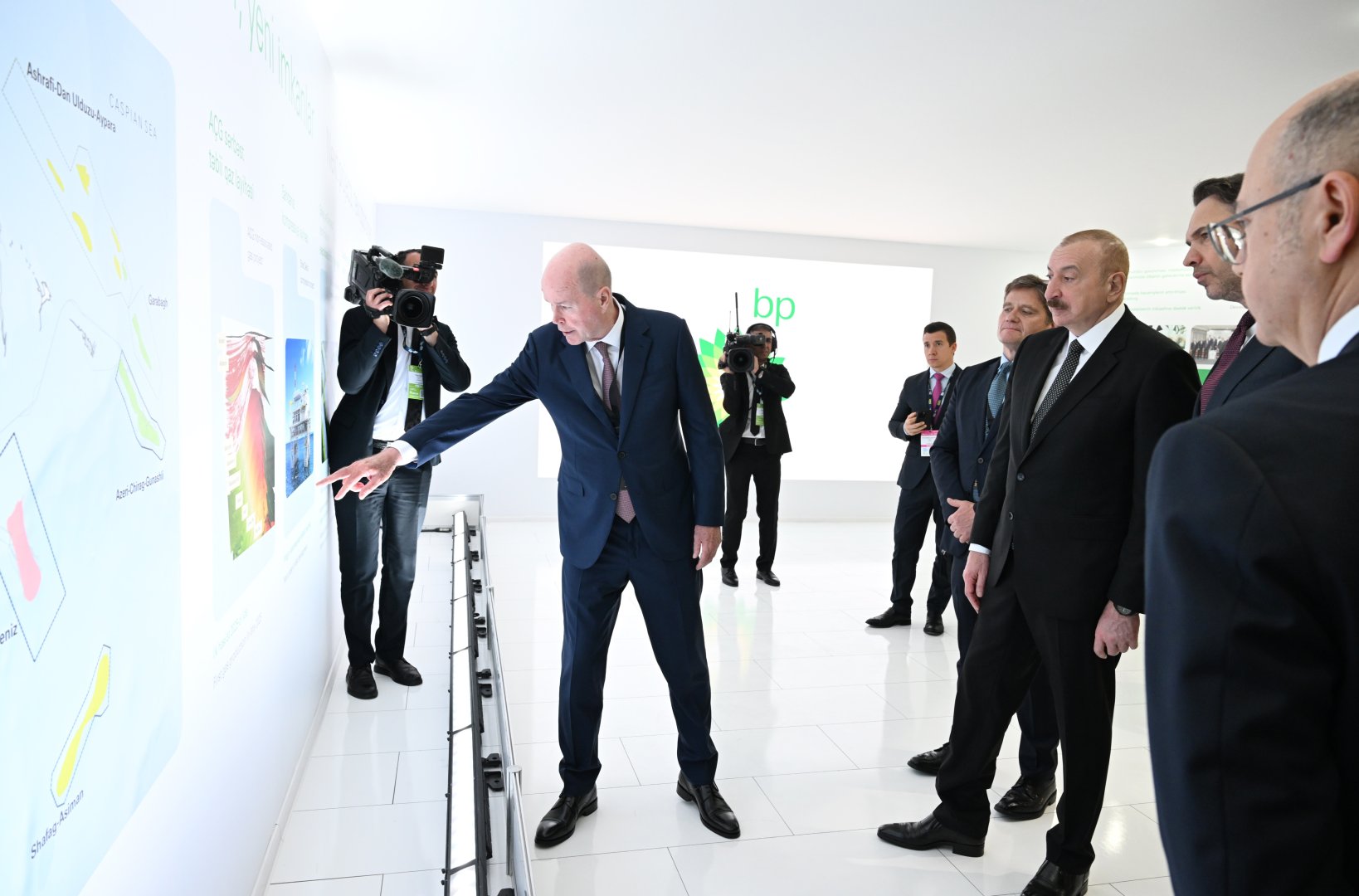 Президент Ильхам Алиев выступил на официальной церемонии открытия 30-й юбилейной выставки Caspian Oil and Gas, 13-й выставки Caspian Power и 30-го Baku Energy Forum (ФОТО/ВИДЕО)