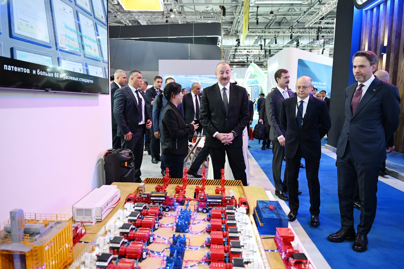 Президент Ильхам Алиев выступил на официальной церемонии открытия 30-й юбилейной выставки Caspian Oil and Gas, 13-й выставки Caspian Power и 30-го Baku Energy Forum (ФОТО/ВИДЕО)