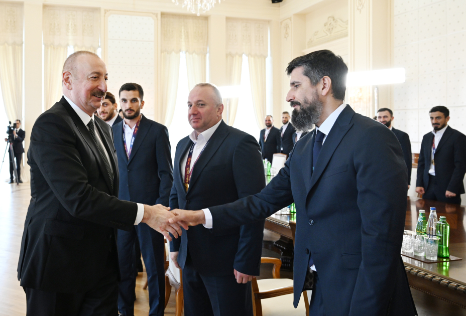 Президент Ильхам Алиев принял членов национальной команды Азербайджана, победившей на чемпионате мира по мини-футболу (ФОТО/ВИДЕО)