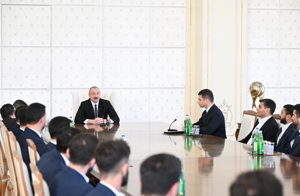 Президент Ильхам Алиев принял членов национальной команды Азербайджана, победившей на чемпионате мира по мини-футболу (ФОТО/ВИДЕО)