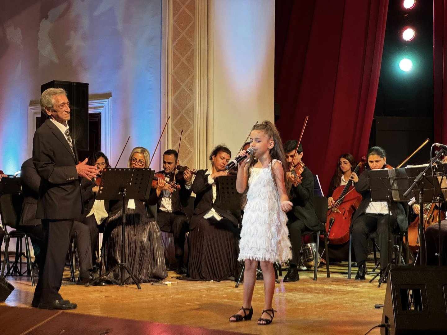 В Государственном театре песни имени Рашида Бейбутова прошел концерт "Юные солисты" (ФОТО)