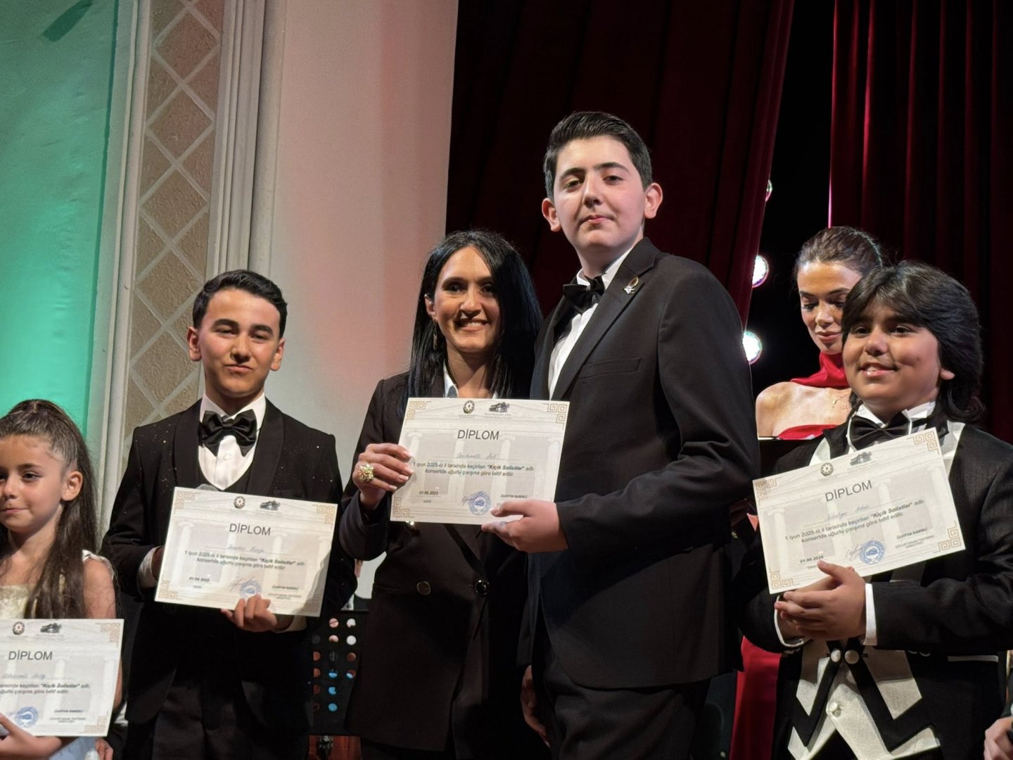 В Государственном театре песни имени Рашида Бейбутова прошел концерт "Юные солисты" (ФОТО)