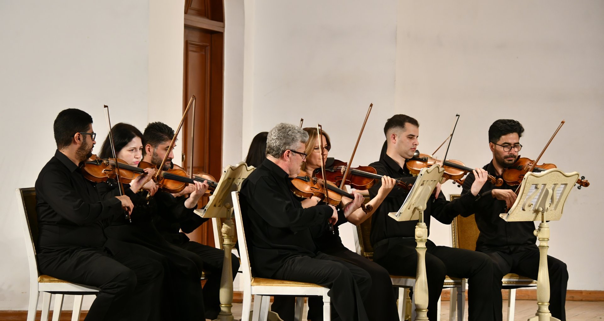 Новое звучание классики – перформанс азербайджанского оркестра под управлением американского дирижера (ФОТО)