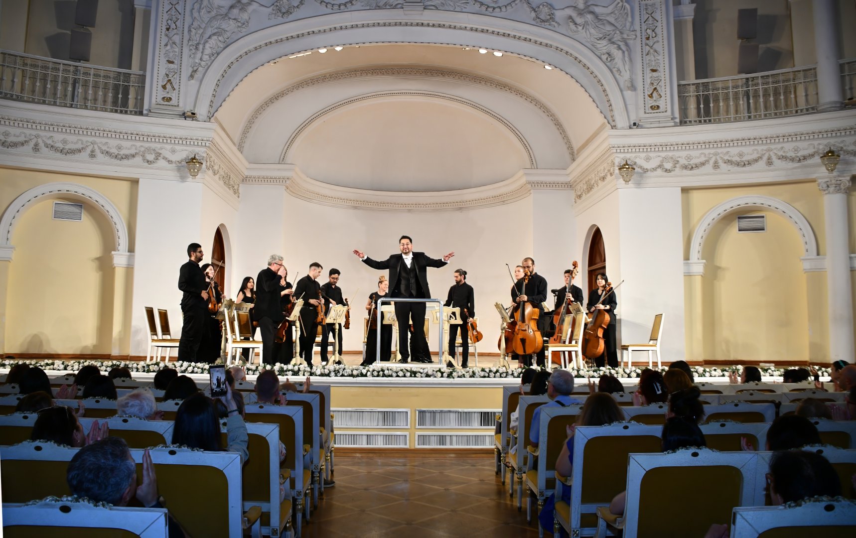 Новое звучание классики – перформанс азербайджанского оркестра под управлением американского дирижера (ФОТО)