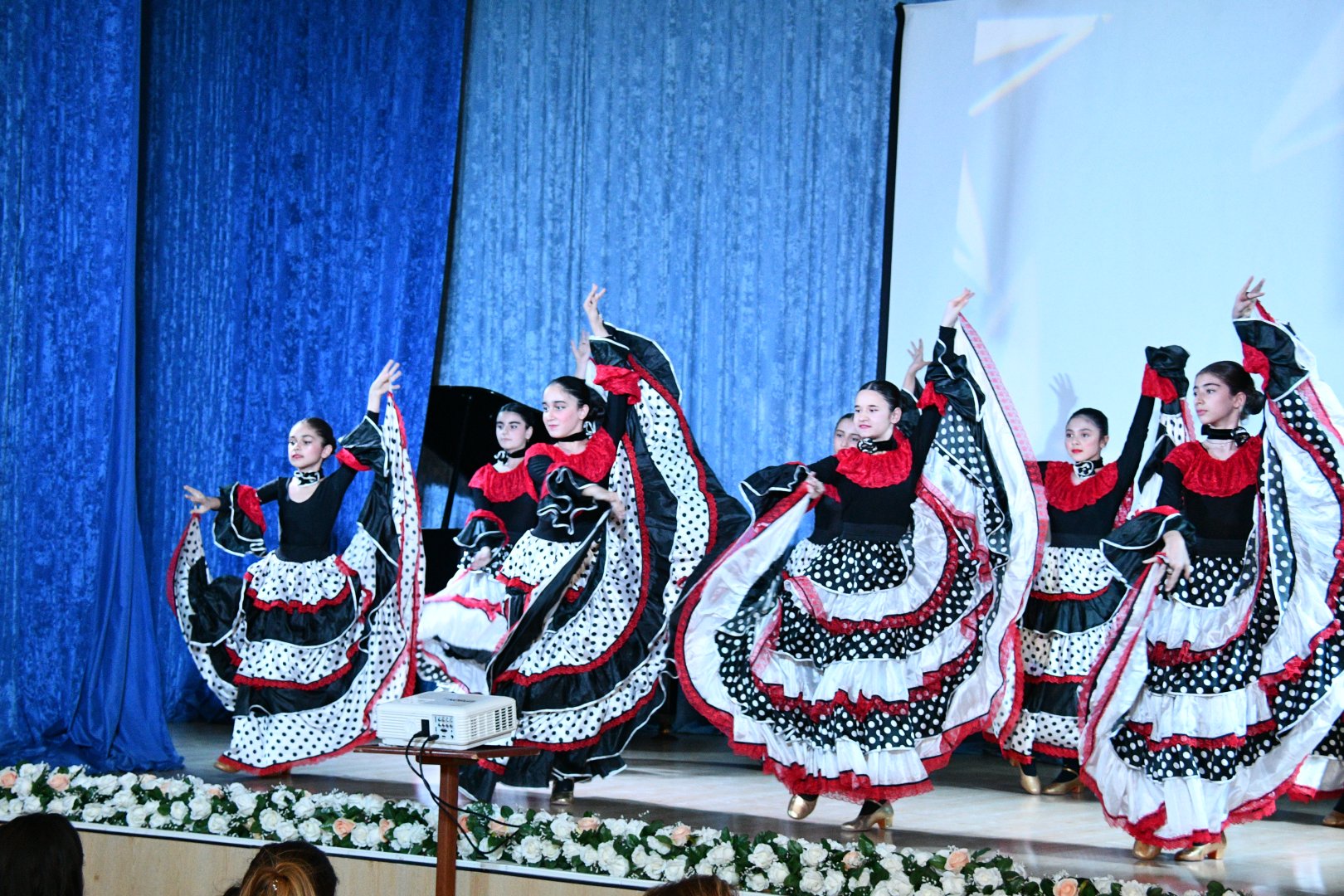 Азербайджанская государственная детская филармония поздравила своих маленьких друзей (ФОТО)