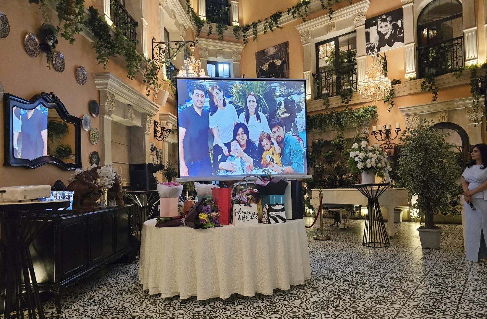 Юбилей Лалы Аббасовой: Мир женщины - история жизни, рассказанная сердцем (ФОТО)