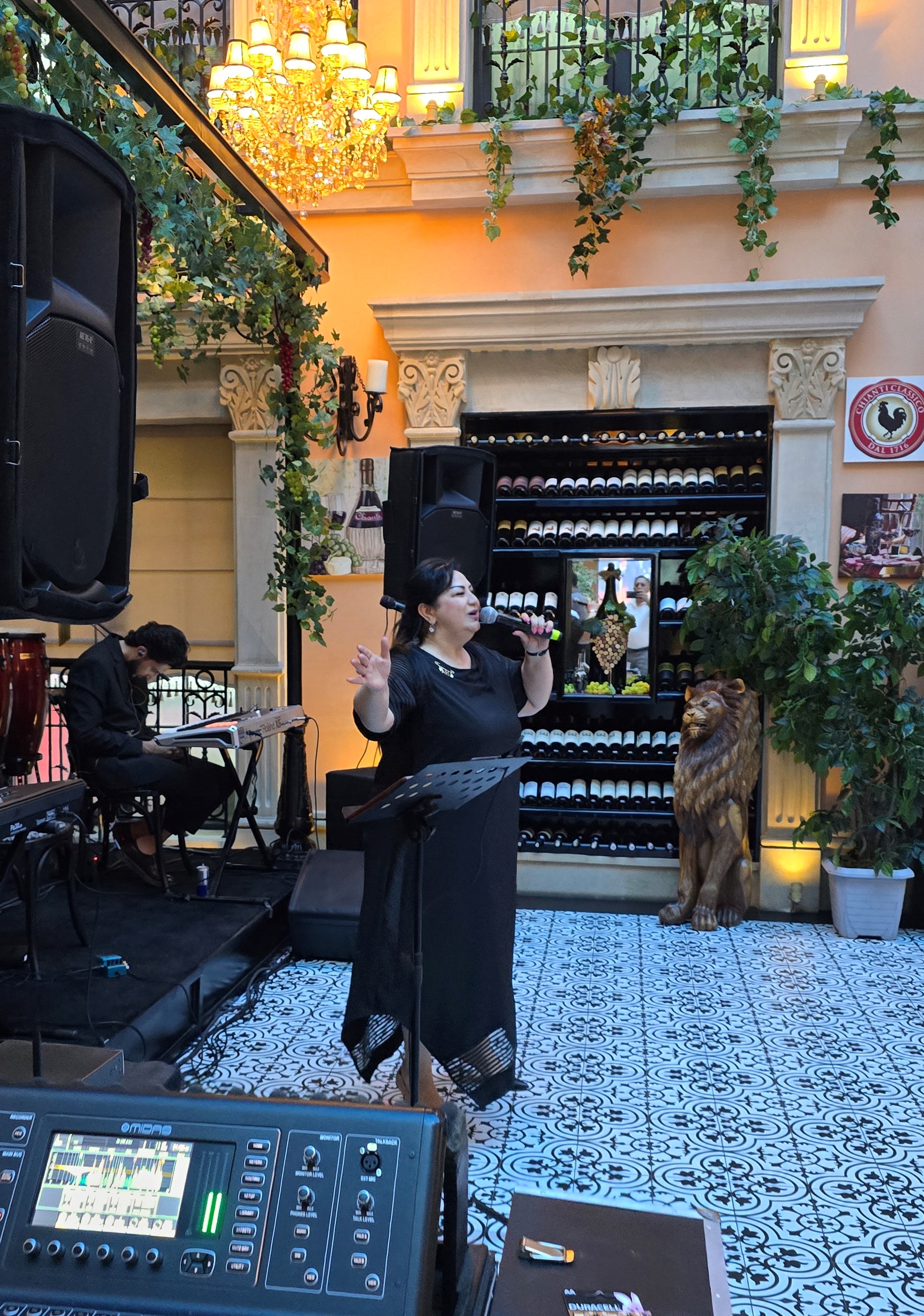 Юбилей Лалы Аббасовой: Мир женщины - история жизни, рассказанная сердцем (ФОТО)