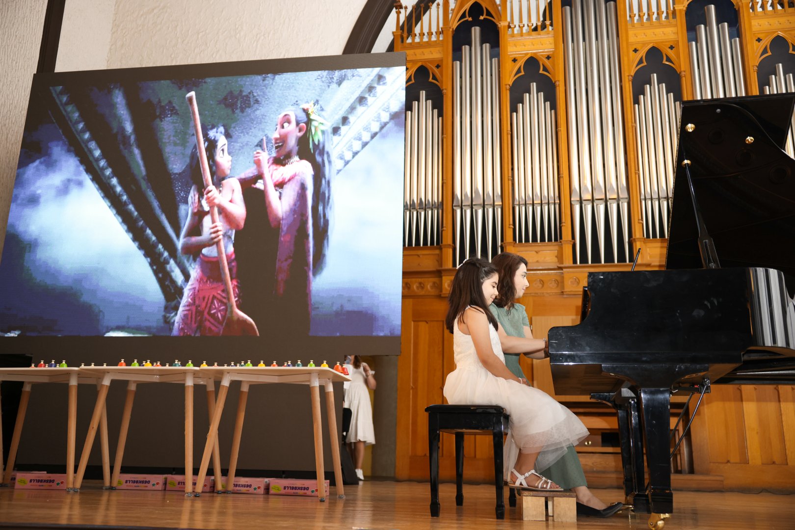 Акустическая палитра Баку - колокольчики, фортепиано, вокал (ФОТО)