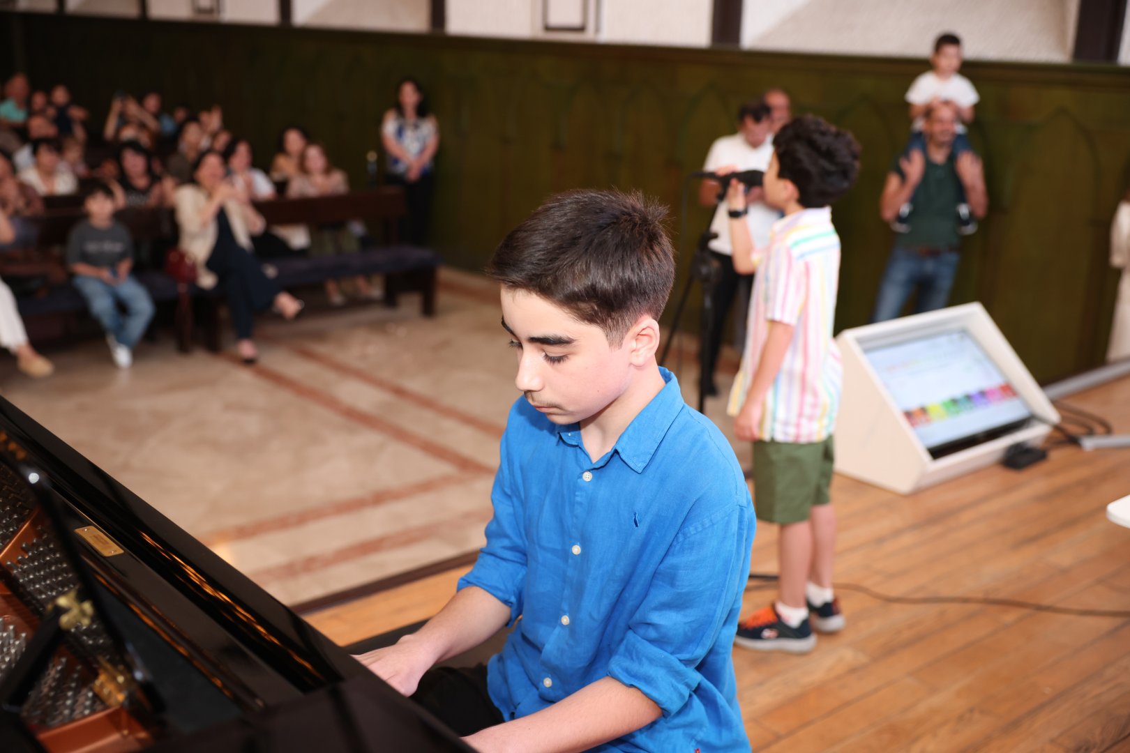 Акустическая палитра Баку - колокольчики, фортепиано, вокал (ФОТО)