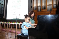 Акустическая палитра Баку - колокольчики, фортепиано, вокал (ФОТО)