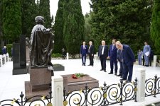 Участники 65-й пленарной сессии ПА ОЧЭС посетили Аллею почетного захоронения в Баку (ФОТО)