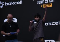 UFC на берегу Каспия: бойцы провели открытую тренировку в сердце Баку (ФОТО)