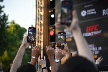 UFC на берегу Каспия: бойцы провели открытую тренировку в сердце Баку (ФОТО)