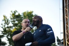 UFC на берегу Каспия: бойцы провели открытую тренировку в сердце Баку (ФОТО)