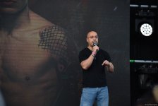 UFC на берегу Каспия: бойцы провели открытую тренировку в сердце Баку (ФОТО)