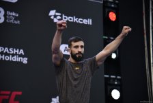 UFC на берегу Каспия: бойцы провели открытую тренировку в сердце Баку (ФОТО)