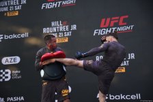 UFC на берегу Каспия: бойцы провели открытую тренировку в сердце Баку (ФОТО)