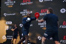 UFC на берегу Каспия: бойцы провели открытую тренировку в сердце Баку (ФОТО)