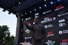 UFC на берегу Каспия: бойцы провели открытую тренировку в сердце Баку (ФОТО)