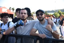 UFC на берегу Каспия: бойцы провели открытую тренировку в сердце Баку (ФОТО)