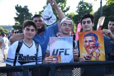 UFC на берегу Каспия: бойцы провели открытую тренировку в сердце Баку (ФОТО)